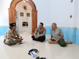 Bripka Rosid Bhabinkamtibmas Polsek Mundu Polres Ciko Sambangi Toga, jalin Silaturahmi Bulan Ramadhan