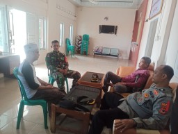 Sinergi Kamtibmas, Bhabinkamtibmas Sinarancang Polsek Mundu Polres Cirebon Kota Sambang warga di Bulan Ramadhan