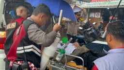 Sat Samapta Polres Cirebon Kota Bersama Anggota Pos Pam Kanggraksan Sigap Bantu Pemudik yang Alami Kejang di Dalam Bus