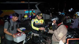 Kapolres Cirebon Kota Bagikan Air Mineral dan Permen kepada Pemudik di Pos Pelayanan Terminal Harjamukti
