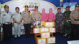 Kapolres Cirebon Kota Tinjau Pos Pam Operasi Ketupat Lodaya 2025 dan Berikan Tali Asih kepada Petugas
