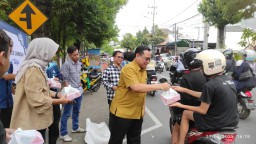 BRI Lamongan Menggelar Kegiatan Sosial Bagi Bagi Takjil di Bulan Ramadan