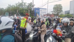 Pos Pam Pemuda Kota Cirebon Bagikan Nasi Box untuk Pemudik dan Warga yang Melintas