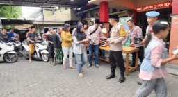 Berkah Ramadan: Polsek Asemrowo Bagikan Takjil untuk Masyarakat