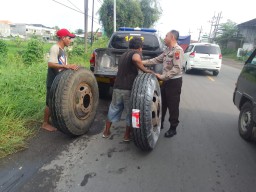 Salut, Pak Polisi ini Bantu Sopir Truk Ganti Ban di Tengah Padatnya Lalin Gresik