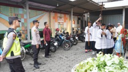Polisi Amankan Ibadah Paskah di Gereja Katedral Jakarta