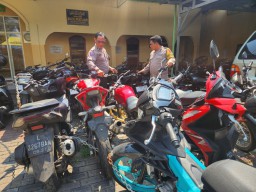 Polisi Bubarkan Aksi Balap Liar di Jalan Kedung Cowek Surabaya, 29 Sepeda Motor Diamankan.