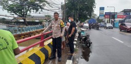 Bhabinkamtibmas Lemah wungkuk Aktif Pantau Debit Air, Antisipasi Banjir di Musim Hujan.