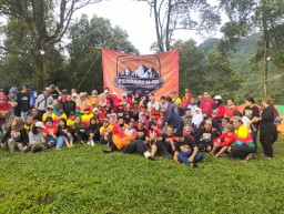 Meriah! Ulang Tahun Perdana Pendaki U-50 Digelar di Gunung Pakuan Bogor