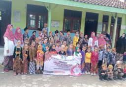 Semangat Kartini Berkibar di TK Tanwirul Qulub Al-Khalil Babaktulung, Anak-anak Tampil Anggun Kenakan Busana Adat