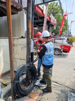 Kolaborasi PLN Icon Plus dan ULP Madiun Kota Tertibkan Kabel Fiber Optik untuk Keandalan Jaringan dan Keselamatan Publik