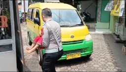 Viral! Aksi Sigap Polisi Selamatkan Balita Kejang Terjebak Macet di Sumedang
