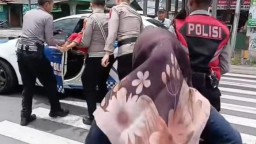Respons Cepat Polisi Tembus Lalin Padat-Kawal Bocah Kejang ke RS di Sumedang