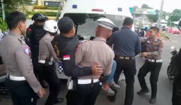 Aksi Heroik Polisi Tangani Kecelakaan saat Macet Parah di Puncak