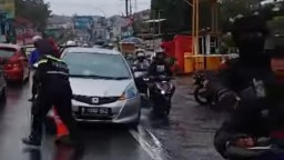 Polisi Bantu Kawal Ibu Hendak Melahirkan Terjebak One Way Puncak Bogor