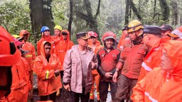 Gotong Royong Polisi Bersama TNI dan BPBD Tangani Longsor di Pacet Mojokerto