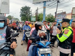 Peduli Keselamatan Pemudik, Kapolres Cirebon Kota Bagikan Ratusan Jas Hujan di Jalur Pantura