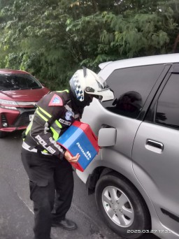Anggota Satlantas Polres Cirebon Kota Bantu Pemudik Kehabisan Bensin di Pintu Keluar Rest Area 207A Tol Palikanci
