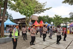 Sinergitas TNI – Polri Polresta Cirebon, Hibur Pemudik Arus Balik di Rest Area 229 Tol Kanci – Pejagan