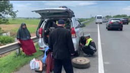 Kasat Lantas Polres Cirebon Kota Bantu Pemudik Pecah Ban di Tol Cipali KM 208