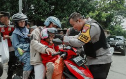 Pantau Arus Balik Lebaran, Kapolres Jombang Bagikan Helm dan Kacamata Gratis