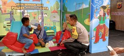 Kasat Lantas Polres Cirebon Kota Sambangi Pemudik di Gerai Bermain Anak di Rest Area 207A Tol Palikanci