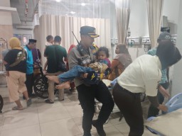 Wakapolres Cirebon Kota Tolong Anak Terjatuh dari Tangga Toilet saat Acara Grebek Syawal