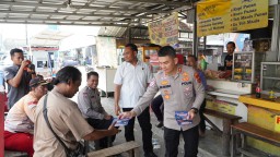 Kapolres Cirebon Kota Sambangi Tukang Becak di Pasar Pagi, Sampaikan Imbauan Kamtibmas dan Sosialisasikan Layanan 110