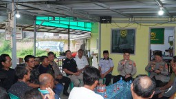 Kapolres Cirebon Kota Gelar “Jum’at Curhat” Bersama Warga Pegambiran, Warga Sampaikan Beragam Aspirasi