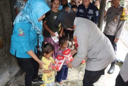 Kapolresta Cirebon Menjenguk dan Berikan Bantuan kepada Anak Asuh Stunting