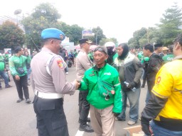 Polres Cirebon Kota Amankan Aksi Demo Driver Ojol di Depan Gedung Walikota