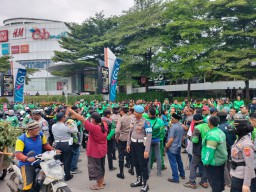 Aksi Humanis Tim Maung Presisi Polres Cirebon Kota: Bantu Penumpang Ojol di Tengah Unjuk Rasa