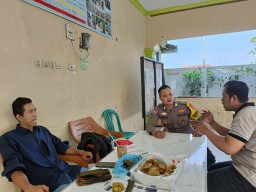 Jalin sinergitas, Bripka Rosid Bhabinkamtibmas Polsek Mundu Polres Ciko Sambang Balai Desa