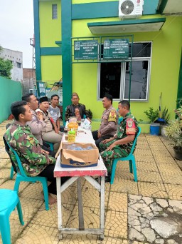 Bripka Pendy dan Serda Karyanto Takziah dan Antar Jenazah Warga Kejaksan