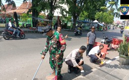 Jalin Sinergitas Bhabinkamtibmas Kecapi Polsek Seltim Polres Ciko Kerja Bakti Bersihkan Trotoar