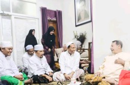 Pengasuh Ponpes Internasional AL ILLIYIN Bersama Para Kyai Gelar Kunjungan ke Habib Lutfi bin Yahya