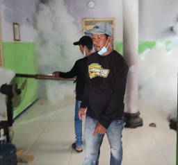 DBD Merebak, Persatuan Pemuda Lakukan Fogging Mandiri Di Lingkungan Dusun Pupus Desa Blawi