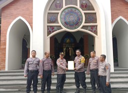 Bhabinkamtibmas Kecapi Polsek Seltim Polres Ciko sterilisasi Gereja jamin keamanan Ibadah