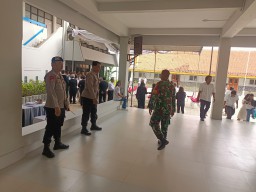 Bhabinkamtibmas kejaksan Polsek Utbar Polres Ciiko Monitoring Kegiatan ibadah Kebaktian Umat Kristiani