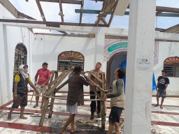 Bhabinkamtibmas kejaksan Polsek Utbar Polres Ciko Kerja Bakti Renovasi Masjid, Wujud Kedekatan