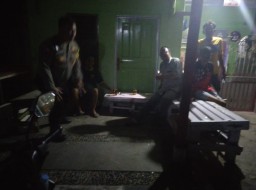 Bhabinkamtibmas Kasepuhan Polsek Polres Ciko Sisir Kewilayahan Lewat Patroli Malam
