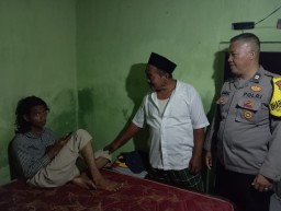 Bhabinkamtibmas Kedung jaya Polsek Kedawung Polres Ciko Evakuasi ODGJ ciptakan kondusifitas