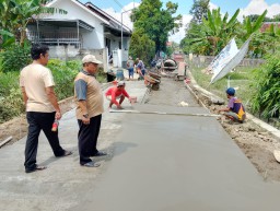 Gunakan Cor Beton Warga Mekarsari Kecamatan Waled Perbaiki Jalan Rusak