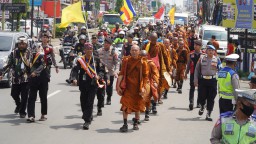 Rombongan Bhikku Thudong 2025 Tiba di Kota Cirebon, Polres Cirebon Kota Lakukan Pengamanan Ketat dan Sambutan Hangat