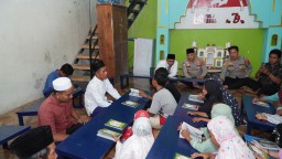 Kapolres Cirebon Kota Serahkan Meja dan Buku Iqra untuk Madrasah Roudhotul Qur'an