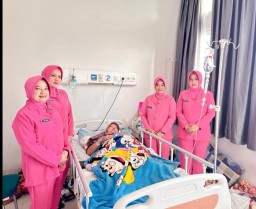 Bhayangkari Cabang Cirebon Kota Berikan Tali Asih kepada Anggota yang Sedang Sakit