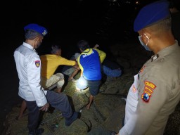 Dua Hari Dilakukan Pencarian Polisi Berhasil Evakuasi Nelayan yang Hilang di Perairan Lamongan