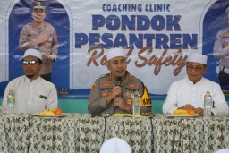 Sosialisasi Etika Berlalu - Lintas Polres Pelabuhan Tanjung Perak Gelar Coaching Clinic di Pondok
