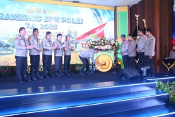 Kalemdiklat Polri Pimpin Penutupan Dikbangspes Dasar Brimob Mahasiswa STIK Angkatan 83 TA 2025 di Watukosek