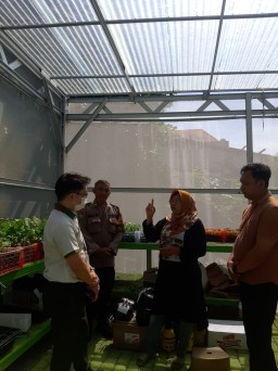 Polres Pelabuhan Tanjung Perak Giatkan Program Ketahanan Pangan Melalui Kolaborasi dengan Petani Lokal 